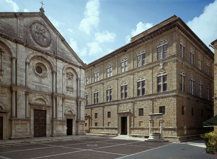 Uno scorcio della piazza di Pienza con la cattedrale e palazzo Piccolomini, realizzati su disegno di Bernardo Rossellino (Scala)